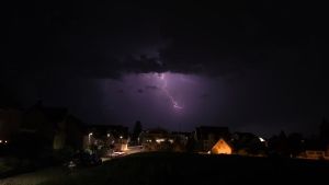 Spektakuläres Leuchten am Himmel: Blitze springen zwischen den Wolken am Bodensee