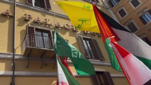 Al sit-in contro il ddl Antisemitismo (con Pd e M5s) spuntano le bandiere di Hamas ed Hezbollah