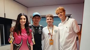 Perché si parla della foto ritoccata di Laura Pausini con Jannik Sinner e Kimi Antonelli
