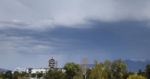 FOTO/VIDEO Stiglo najavljeno nevrijeme: Srušena stabla u Zagrebu, poplavljene ceste u Rijeci