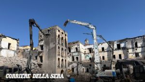 Palazzo Fienga, demolita la torre. Il prefetto di Napoli: «Emblema della vittoria dello Stato contro la camorra»