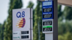 Il pieno di diesel costa come nel 2022. E Meloni rinvia la stretta sugli sconti