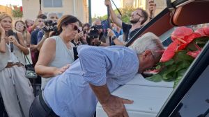“Chiedeva solo rispetto”. Lacrime e applausi, l’addio a Lorena tra la rabbia della cugina e lo strazio di mamma e papà