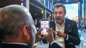 Salvini-nordisti, tregua fino a Pontida: “Coinvolgerò tutti, ma da segretario”. Il leader della Lega apre ai governatori ‘ribelli’