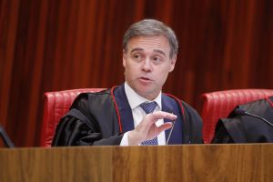 Cobram de André Mendonça a laicidade que a Constituição impõe ao Estado