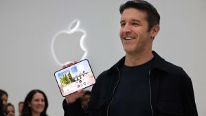 iPhone Duo, il nuovo smartphone pieghevole (senza piega): ‘battesimo’ col botto di Ternus