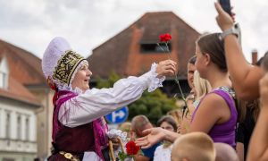 Od gledalcev do obrazov povorke: Sandra in Miha tradicijo živita tudi doma