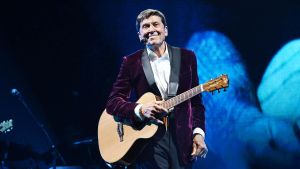 Scende la pioggia e il concerto di Gianni Morandi è a rischio stop: “Decideremo all’ultimo”