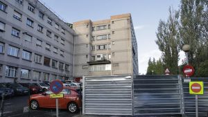 El viejo HUCA, en Oviedo, se blinda frente a los peatones para acelerar su derribo: 