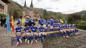 Arenga del capellán, turistas curiosos y una petición a la Santina: así fue la visita del Real Oviedo a Covadonga