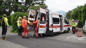 Operaio si ferisce con il frullino, salvo grazie ai passanti che fermano l’emorragia