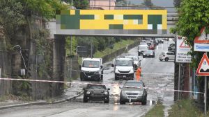 Il maltempo si abbatte su Massa: un fiume d’acqua invade la costa, i Comuni fanno scattare le chiusure /