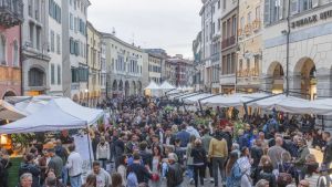 Udine indossa il vestito della festa: è il giorno di Friuli Doc, taglio del nastro con Licia Colò