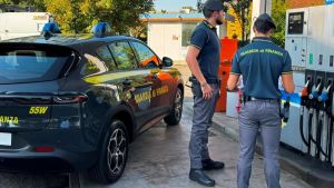 Caro benzina, controlli della Finanza. Un distributore su tre è irregolare: 