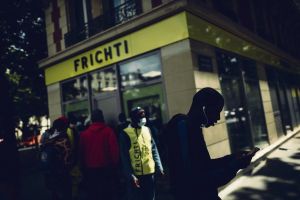 « 95 % des livreurs parisiens n’avaient pas de papiers » : la plateforme Frichti au pénal pour travail dissimulé et recours à des travailleurs en situation irrégulière