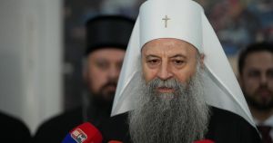 Je li Porfirije na opijelu Mladiću samo otvarao usta? Treba li blokirati Srbiju i zabraniti SPC?