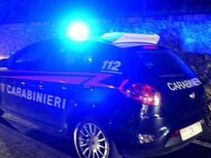 Diciasettenne accoltellato al volto in piazza Carlo III: ferito sopra l'occhio sinistro