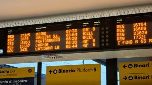 Caos trasporti in Friuli Venezia Giulia: ritardi ai treni a causa del maltempo, code in A4