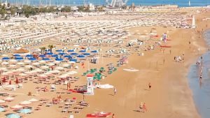 La spiaggia fa gola ai colossi: Gruppo Sgr, Algida e fondi esteri pronti a investire sui maxi bagni