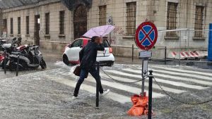 Bomba d’acqua su Trieste: strade allagate e tombini saltati. Situazione critica in Friuli