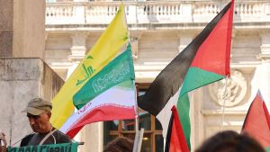 Al sit-in contro il ddl antisemitismo inni a Hamas, insulti e risse: scene dal campo Gaza (che si è già scisso)