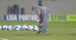 Os clubes fazem as regras e depois assobiam para o lado