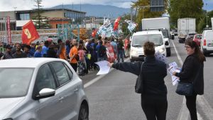 Electrolux di Susegana, operai in strada contro gli esuberi: «No ai tagli»
