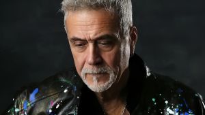 Firenze, Riccardo Azzurri lancia il nuovo progetto musicale tra poesia e canzoni d’autore