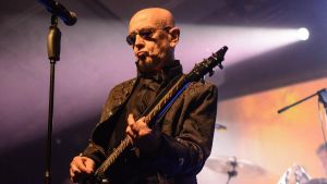 Enrico Ruggeri in concerto a Fano: musica, solidarietà e strade chiuse sul lungomare