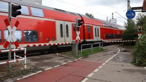 „Ein Schritt, dann wäre es vorbei gewesen“: Zeuge schildert dramatische Sekunden am Bahnübergang