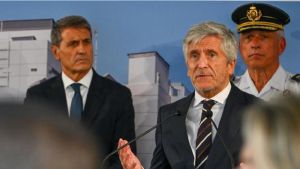 Marlaska insiste en que no recibió alerta por Ceuta, pero mandos del CNI ordenaron informar a la Delegación del Gobierno
