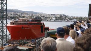 El barco más grande de la historia de Astilleros Gondán, de Figueras, ya flota en la ría del Eo: 