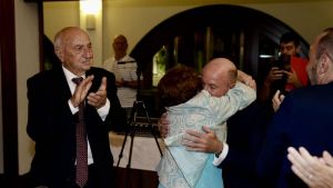 Javier Martínez, al recibir el premio Gijonés del Año, reivindica la importancia de la hostelería en la vida de la gente