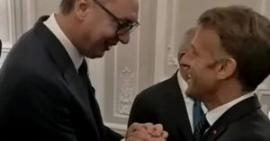 Vučić odletio kod Macrona u Pariz, pao i zagrljaj: ''Potvrđujemo snažno partnerstvo'