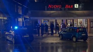 Susegana, furiosa lite davanti al bar: urla e lanci di sedie contro le auto