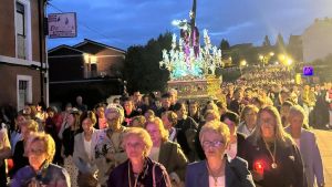 Devoción, respeto y silencio en una multitudinaria bajada del Ecce Homo