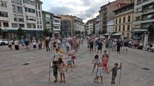 La Danza del Portal vive su mejor momento: veinte parejas en reserva para bailar ante la Virgen en el día grande de las fiestas de Villaviciosa