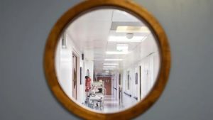 Lits au sol, enfants mélangés aux adultes, mesures d’isolement excessives… le rapport choc des urgences psychiatriques francilienne