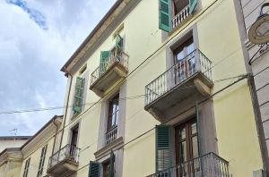 Ivrea, paura e delirio in via Quattro Martiri: tra degrado e minacce con la pistola