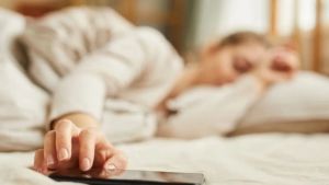 Do you wake up and check your phone first thing in the morning? Cardiologist warns why it could affect your heart