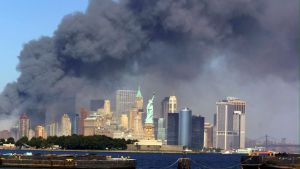 Il suono del silenzio a Ground Zero: a New York vietati i comizi nel ricordo dell’11 settembre. Trump parla al Pentagono
