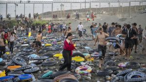 DIRECTO | Un incendio arrasa unas 40 chabolas junto a las naves del Tarajal y obliga a desalojar a cientos de migrantes en Ceuta