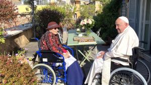 “Più credente di tanti cristiani, un esempio di libertà e di resistenza”. Emma Bonino e il Papa, quell’incontro in sedia a rotelle con Francesco