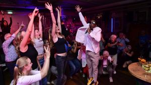 Das Publikum feiert beim Bergstadtsommer in St. Georgen im Technikmuseum ein fulminantes Konzert