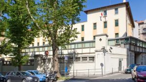 Rapinano donne sole in centro a Trieste, il gip nega i domiciliari: i due responsabili al Coroneo