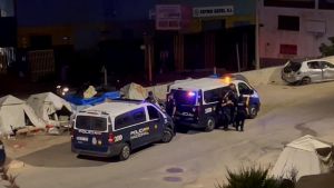 Un incendio arrasa 42 chabolas de migrantes en el Tarajal de Ceuta