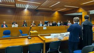 Moglie inferma trovata senza vita nel letto, il marito al processo: «È morta di infarto»