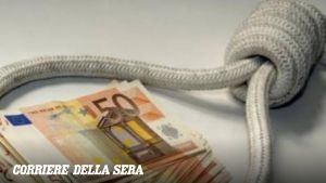 Castellammare di Stabia, tre donne gestivano giro d'usura con tassi fino al 300%. Ai domiciliari madre e figlia