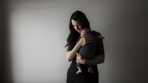 Maternidad con retraso y menos niños por culpa de la jornada escolar continua: el sorprendente estudio realizado por un profesor de la Universidad de Oviedo