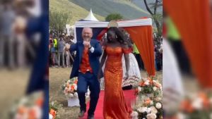 L’ex don lascia tutto e si sposa in Kenya: «Il futuro sarà meticcio»
